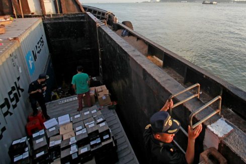 广州海关查扣走私团伙用于运输走私货物的来往港澳小型船舶，在暗格中查获大量走私货物--关悦摄2